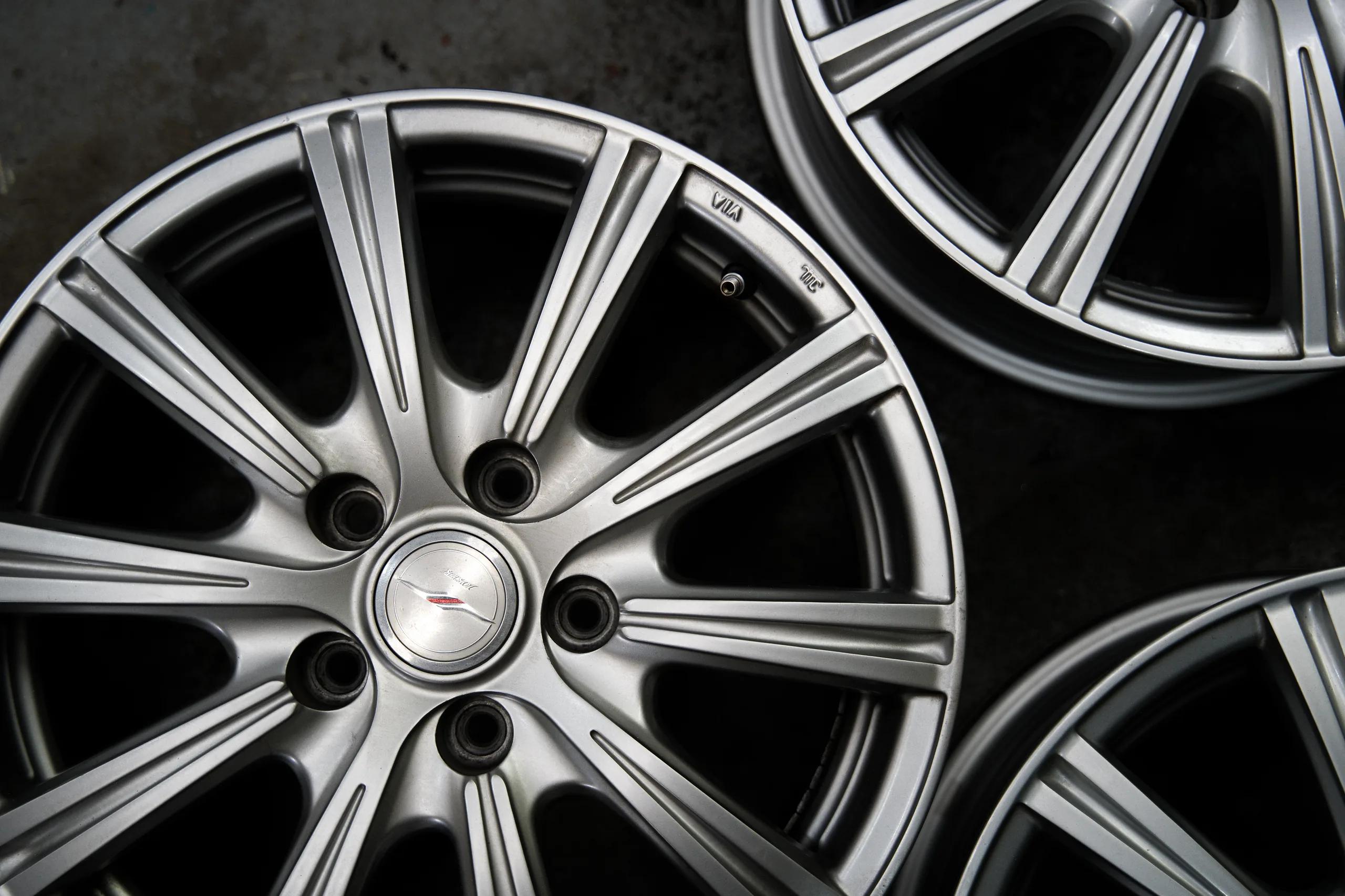 A set of clean alloy rims